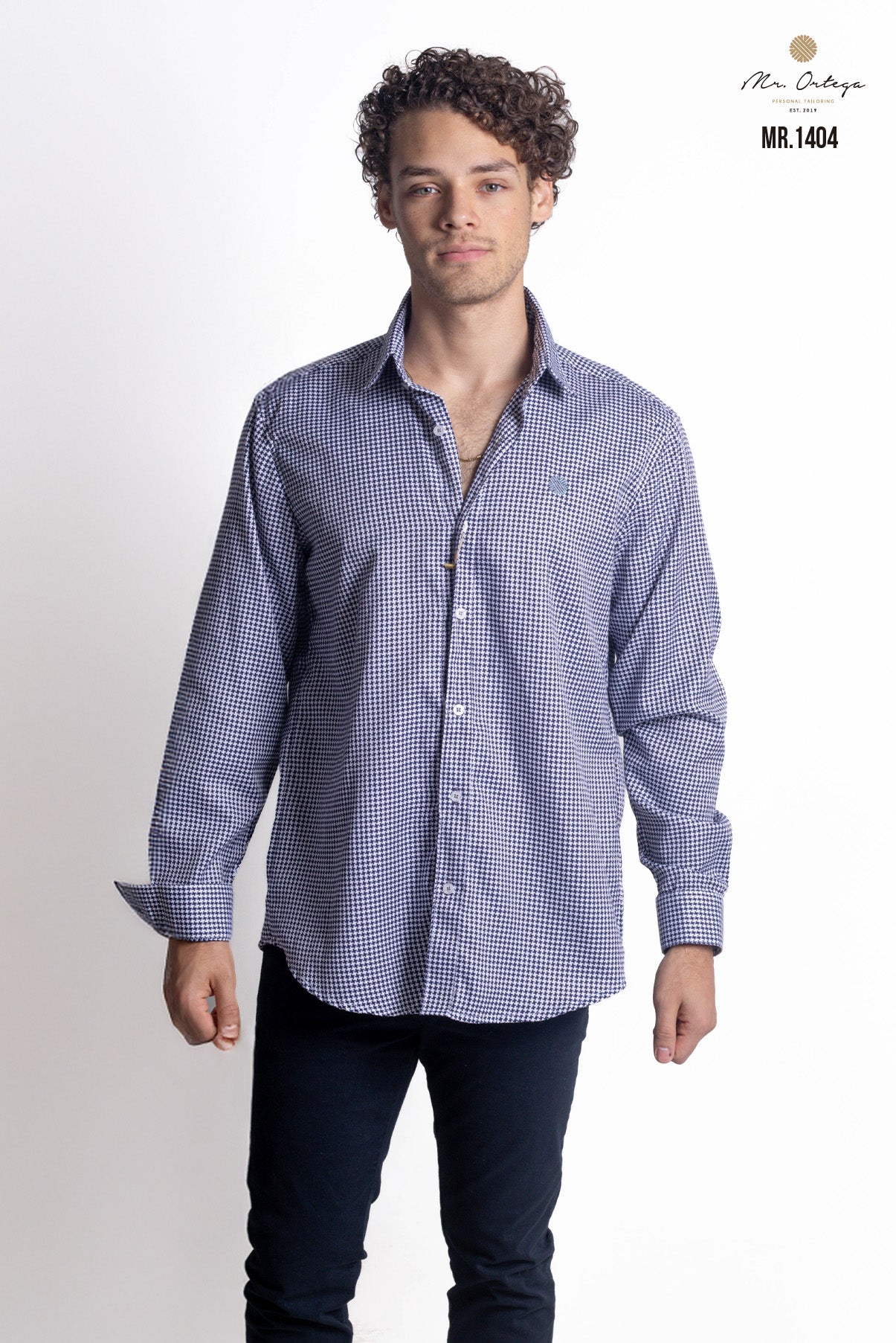 CAMISA BLANCA FIGURAS AZUL MARINO