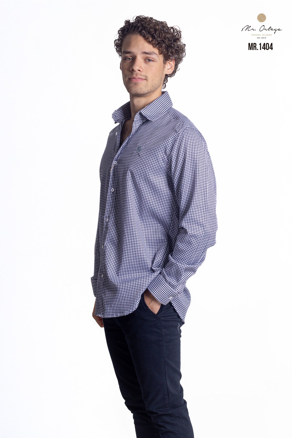 CAMISA BLANCA FIGURAS AZUL MARINO