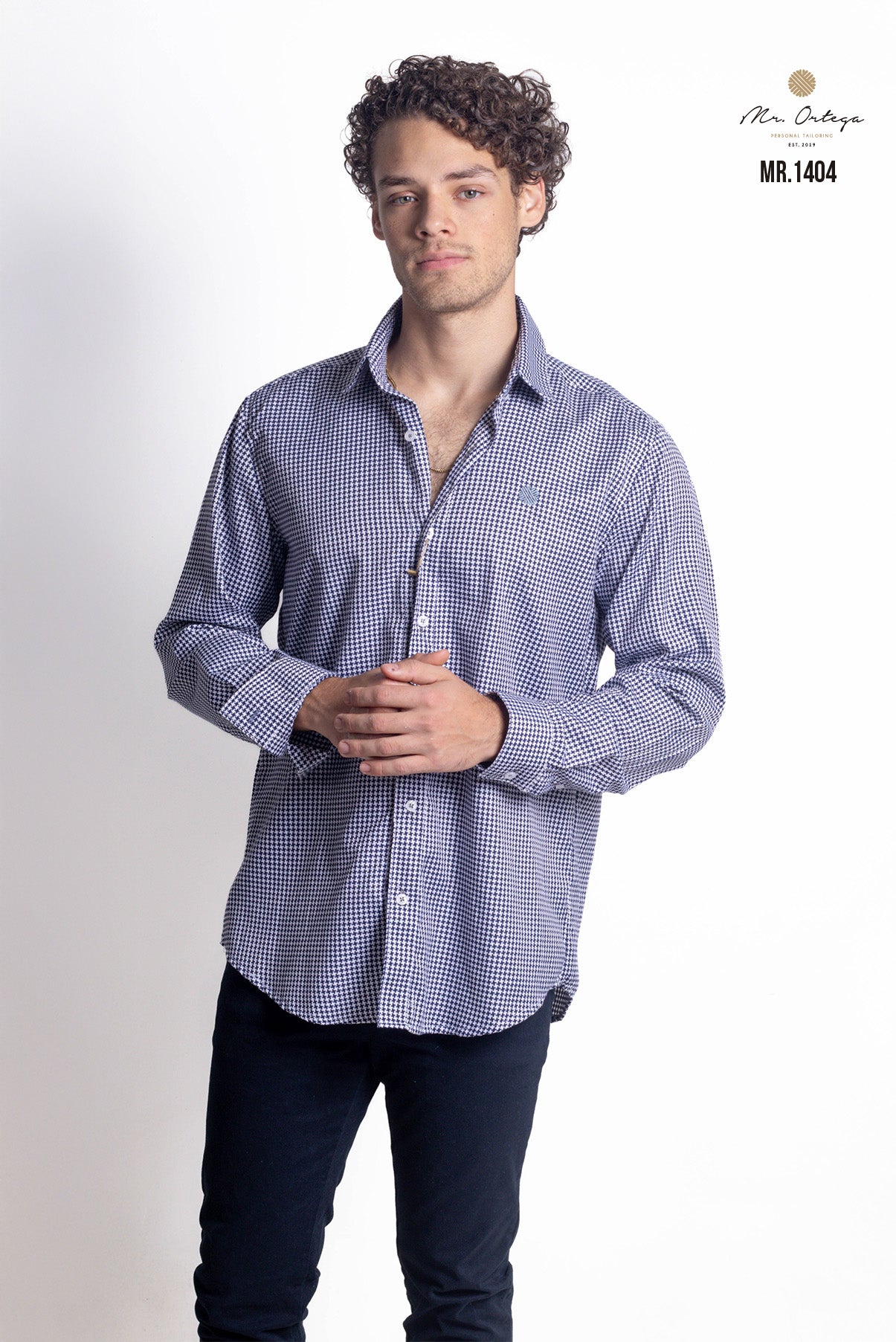 CAMISA BLANCA FIGURAS AZUL MARINO