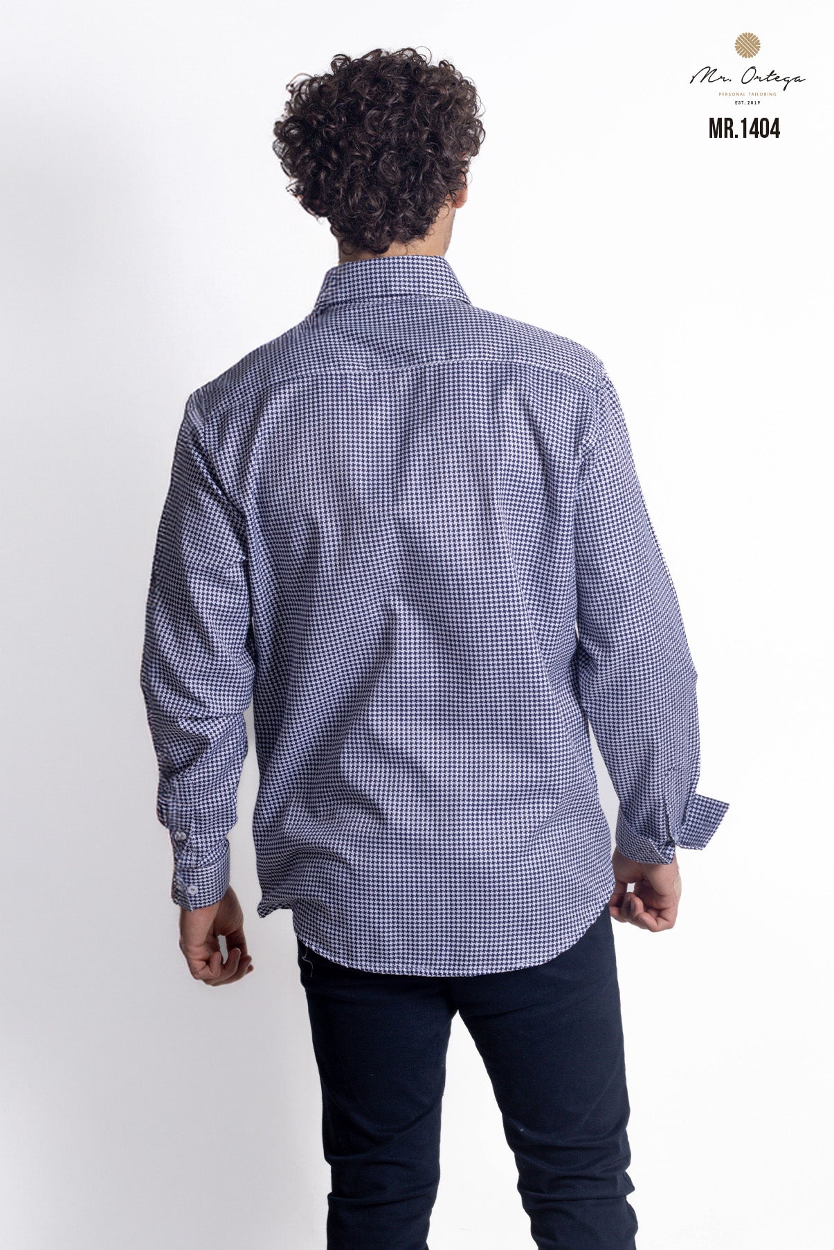 CAMISA BLANCA FIGURAS AZUL MARINO