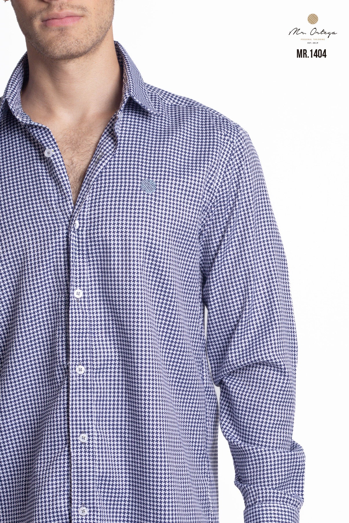 CAMISA BLANCA FIGURAS AZUL MARINO