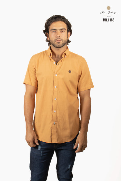 CAMISA LISA OCRE MANGA CORTA LOGOTIPO NEGRO
