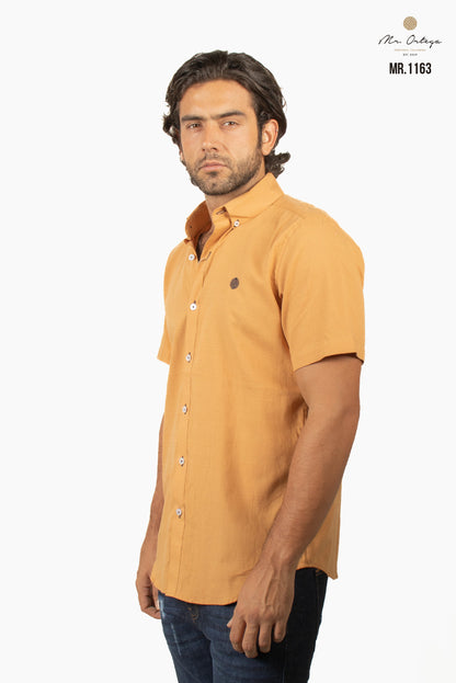 CAMISA LISA OCRE MANGA CORTA LOGOTIPO NEGRO