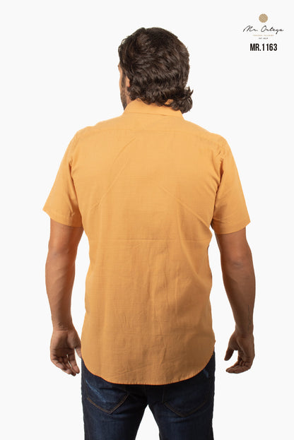 CAMISA LISA OCRE MANGA CORTA LOGOTIPO NEGRO