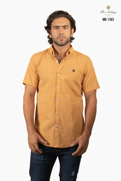 CAMISA LISA OCRE MANGA CORTA LOGOTIPO NEGRO